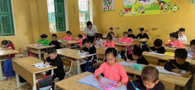 Bộ Giáo dục đề nghị học sinh vùng bão lũ được miễn, giảm học phí